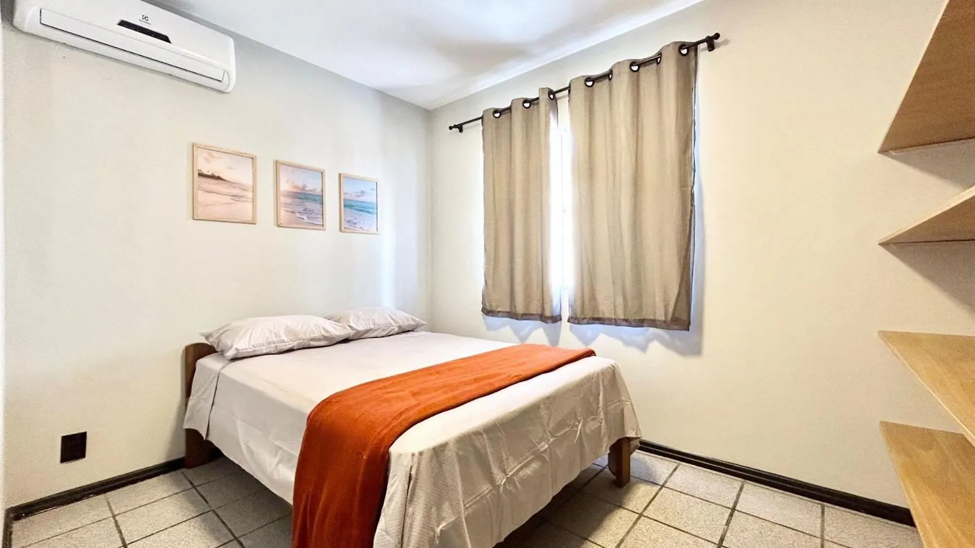 003 - Apartamento Com 2 Dormitorios Na Praia De Bombas Bombinhas