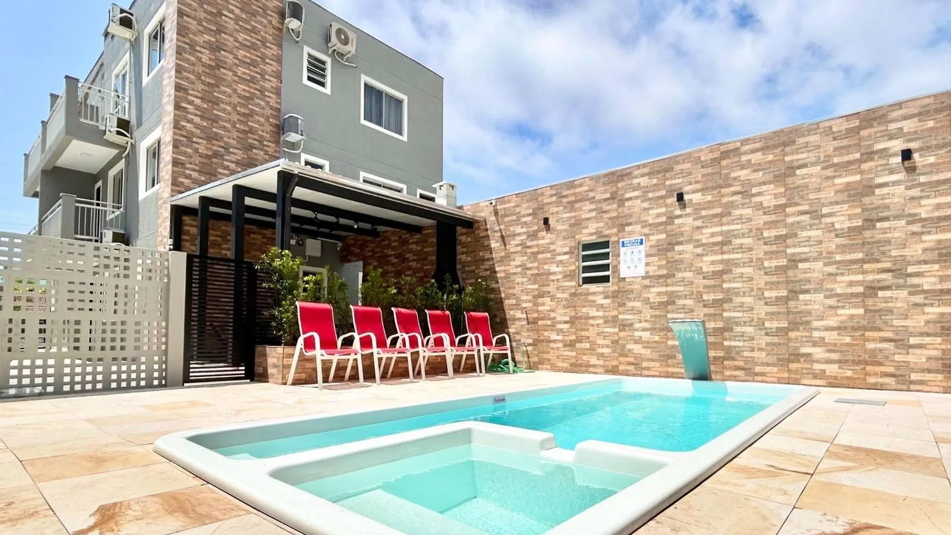 003 - Apartamento Com 2 Dormitorios Na Praia De Bombas Bombinhas