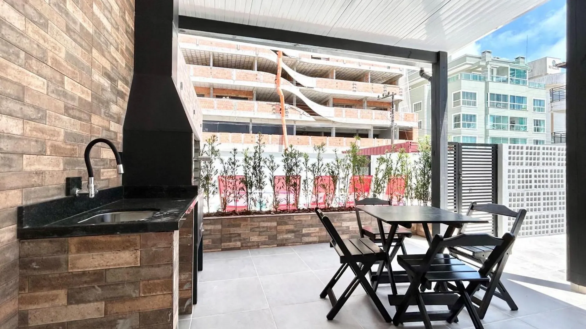 003 - Apartamento Com 2 Dormitorios Na Praia De Bombas Bombinhas