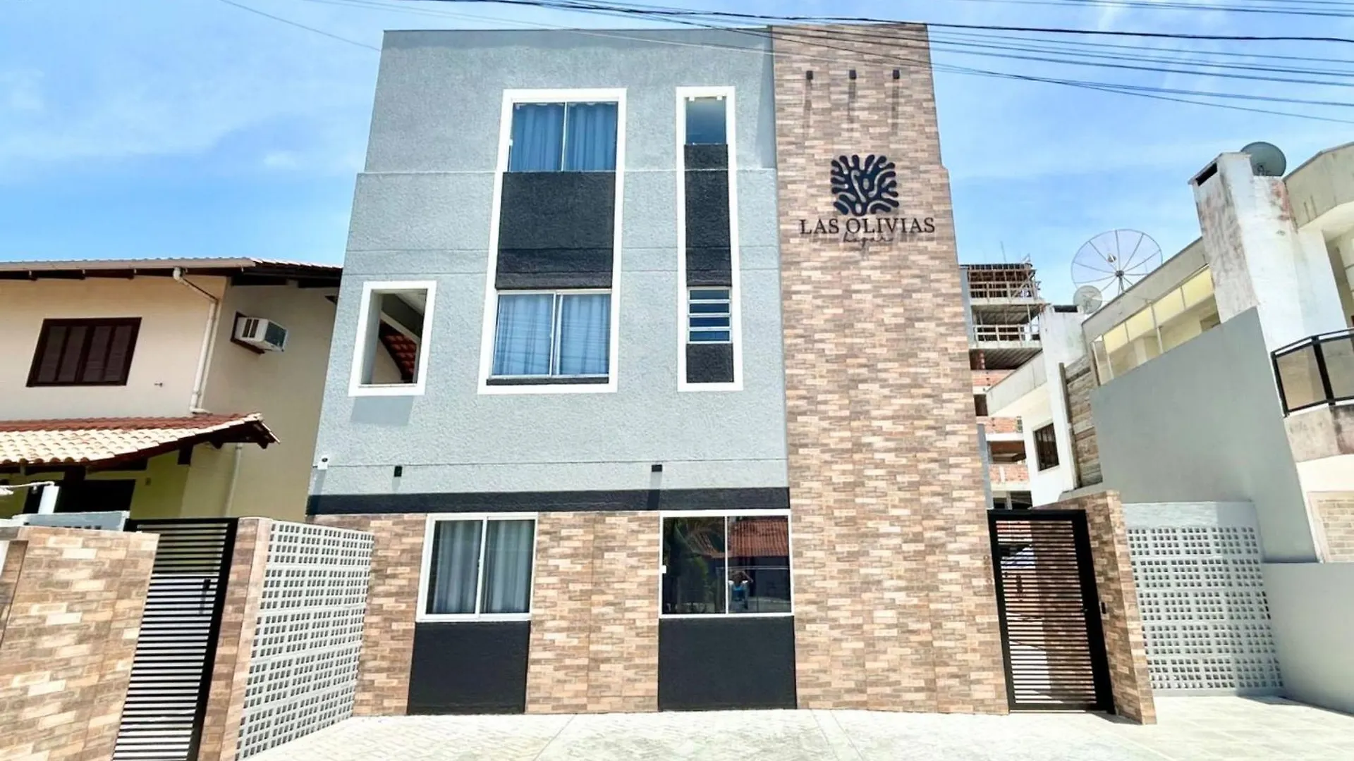 003 - Apartamento Com 2 Dormitorios Na Praia De Bombas Bombinhas Brazil